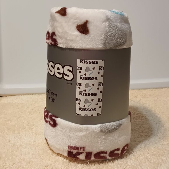 NWT ~ Officially Licensed Hershey’s Kisses Plush White Throw Blanket, 50” X 60” - Picture 3 of 11